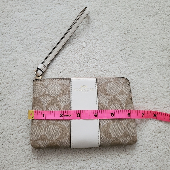 Coach Signature Corner Zip Wristlet in Light Khaki/Chalk